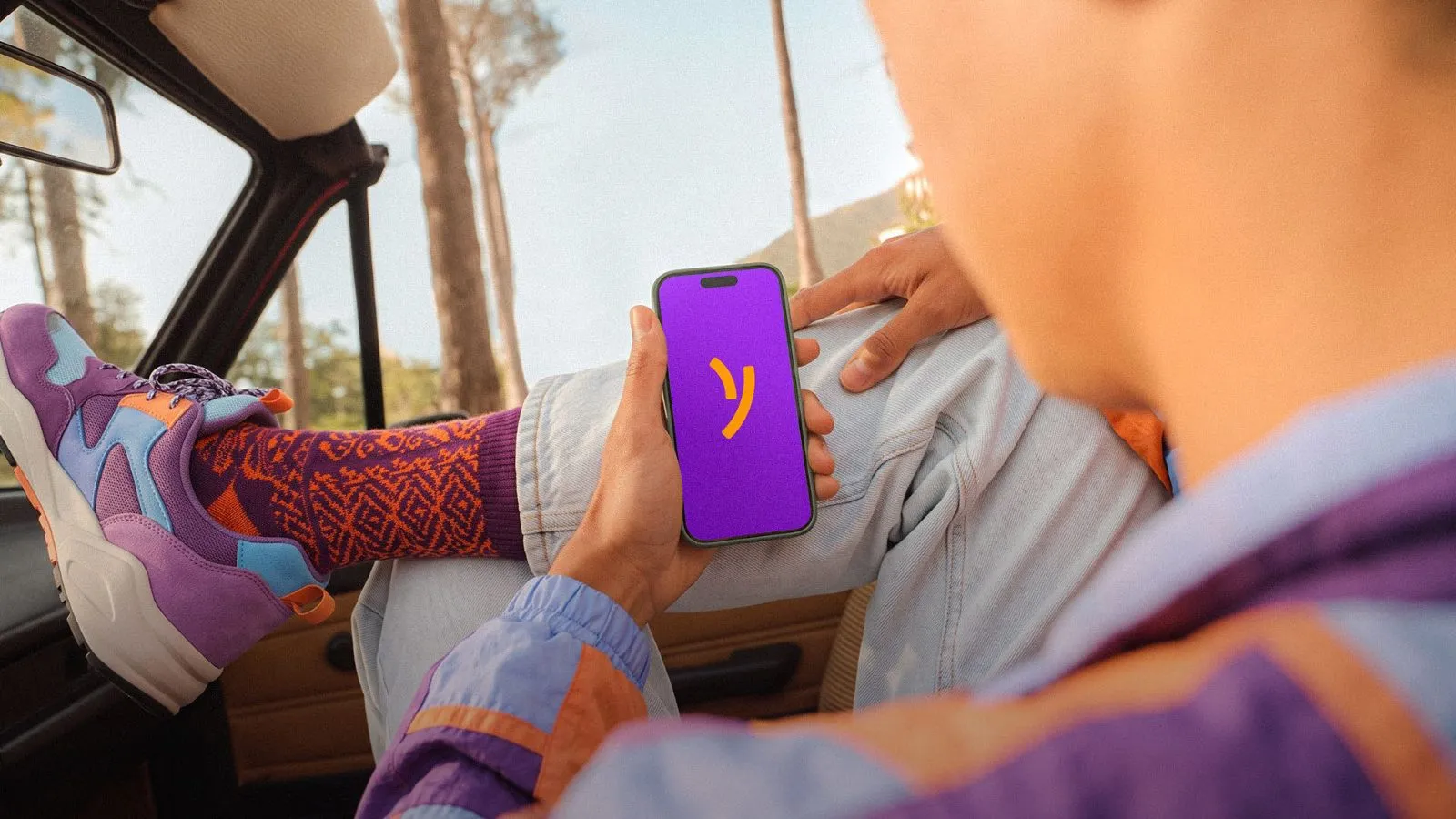 Hand hält ein Handy mit dem tapyea App Icon